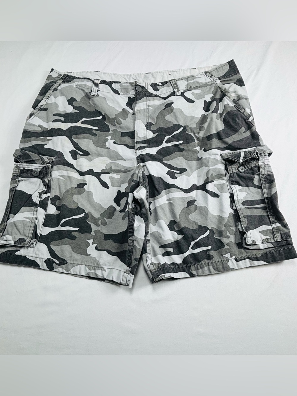 Men's Gray Camo Cargo Shorts - Casual Utility Style M569